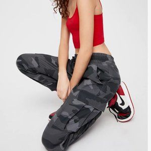 Aritzia TNA Twin Falls Camo Cargo Pants Gray